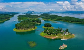 Tự ý xây khu du lịch, kinh doanh trái phép giữa hồ Thác Bà 