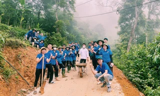 Thanh niên Yên Bái băng núi mở rộng đường giao thông nông thôn