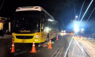 Va chạm liên hoàn xe khách, xe bán tải và xe máy, ba học sinh tử vong
