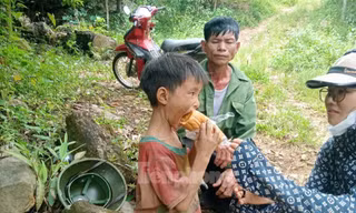 Bé 6 tuổi lạc gần 5 ngày trong rừng sâu: Khát uống nước suối, đói ăn lá cây và quả dại