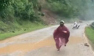 'Thót tim' cảnh cô gái bỏ xe chạy thoát thân tránh sạt lở ở Sơn La