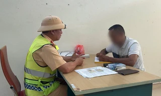 Xử phạt, tước giấy phép 2 lái xe đi ngược chiều cao tốc Nội Bài - Lào Cai