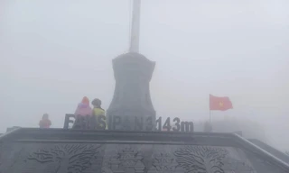 Nhiệt độ xuống 2 độ C, mưa rét, sương mù bao phủ Sa Pa
