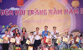 Bí thư T.Ư Đoàn Nguyễn Tường Lâm tặng quà Trung thu cho các em nhỏ ở Hòa Bình