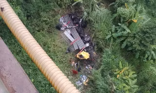 Xe tải rơi xuống vực sâu 50 mét, 2 người nguy kịch