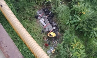 Xe tải rơi xuống vực sâu 50 mét, 2 người nguy kịch