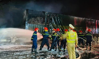 Xe container bốc cháy dữ dội trên cao tốc Nội Bài - Lào Cai