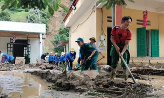 Tất bật dọn dẹp nhà cửa ở xã bị chia cắt do lũ