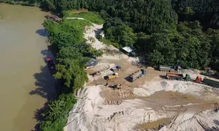 Xử phạt, yêu cầu dừng hoạt động bãi tập kết cát trái phép ở Yên Bái 