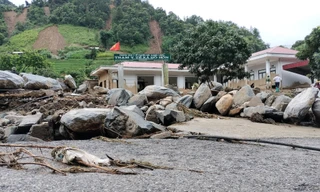 Ngổn ngang đất đá sau lũ quét ở trạm y tế ở Mù Cang Chải