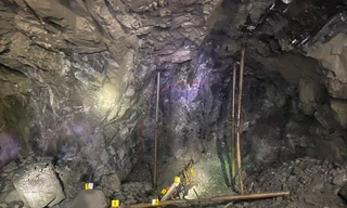 Hai công nhân bị đá rơi xuống thương vong khi khoan nổ mìn tại Lào Cai 