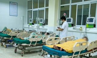 15 người nhập viện nghi do ngộ độc sau bữa ăn 