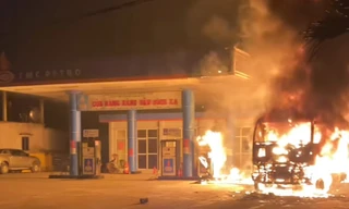 Xe bồn bốc cháy dữ dội trong cây xăng, 3 người bị bỏng