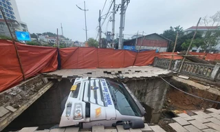 Sập hành lang cầu, xe bồn lọt thỏm hố sâu