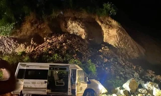 Ô tô 16 chỗ mắc kẹt do sạt lở nghiêm trọng ở Hòa Bình