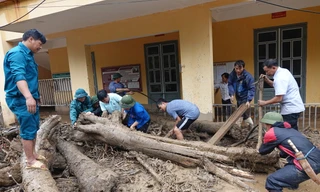 Thanh niên Yên Bái đội mưa giúp người dân ổn định sau lũ