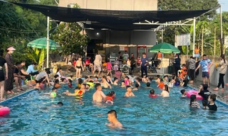 Cháu bé 9 tuổi tử vong khi tắm bể bơi