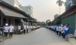 Hàng trăm học sinh đứng dọc đường dài cả cây số, tiễn biệt cô giáo qua đời vì bệnh hiểm nghèo