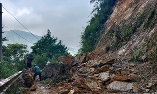 Mưa lớn ở Yên Bái khiến giao thông tê liệt, tạm dừng chạy tàu Hà Nội-Lào Cai