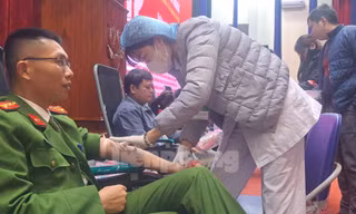 Hơn 700 người đội mưa rét hiến máu tình nguyện ở Lào Cai