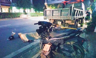 Lao vào ô tô đỗ ven đường, 2 thanh niên thương vong