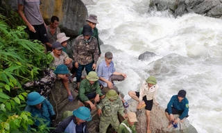 Gần 400 người tìm kiếm hai mẹ con bị lũ cuốn trôi ở Sơn La