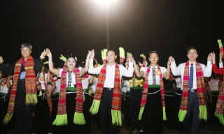 Hấp dẫn màn đại xòe của hơn 2.000 nghệ nhân ở Yên Bái