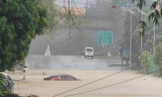 Nhà cửa, đường phố ngập sâu sau cơn mưa lớn ở Lào Cai