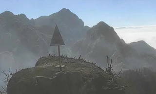 Lửa cháy ngùn ngụt trên đỉnh núi cao ở Lai Châu