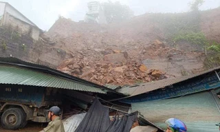 Đất đá sạt lở đè sập nhà dân ở Hà Giang
