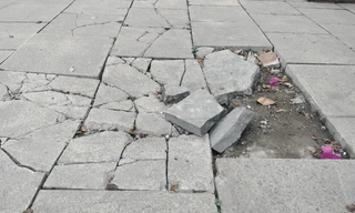 Đá lát vỉa hè ở TP Yên Bái vỡ nát dù mới đưa vào sử dụng