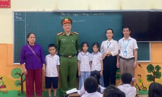 Thiếu tá Công an cứu giúp 3 học sinh mắc kẹt giữa lòng suối