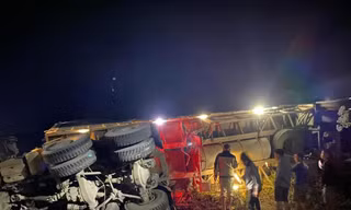 Va chạm với xe tải trên cao tốc, xe đầu kéo rơi xuống cầu