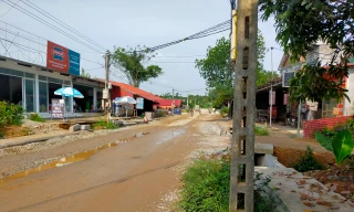 Dự án đường gần 500 tỷ thi công ì ạch do vướng cột điện