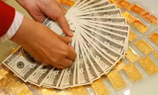 Giá vàng lặng sóng, giá USD tăng vọt