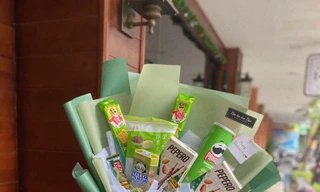 'Phát sốt' với bó hoa toàn đồ ăn, rạp phim, nhà hàng kín chỗ trước Valentine