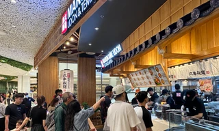 Noel sớm: Hàng ăn uống nườm nượp, khu mua sắm vắng tanh