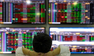 Chứng khoán toàn cầu chao đảo, VN-Index 'thoát hiểm' cuối phiên