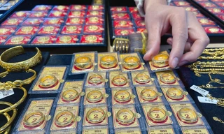 Giá vàng tăng vọt nửa triệu đồng/lượng, áp sát đỉnh cũ 