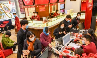 Đổ xô mua vàng trước ngày Thần Tài, lỗ ngay 2 triệu đồng/lượng chỉ sau 2 ngày