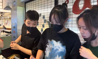 Chợ xưa, hóa đơn mới: Tiểu thương tập quen bấm máy thay ghi tay