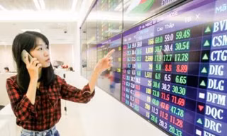 Thanh khoản tăng vọt, chứng khoán gay cấn 30 phút cuối phiên
