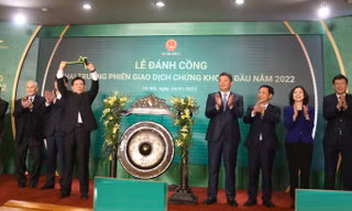 Bộ trưởng Tài chính đánh cồng khai trương phiên đầu năm, chứng khoán lập đỉnh mới 