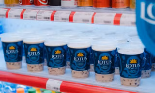 Bán trà sữa trên máy bay lãi đậm, công ty của 'vua hàng hiệu' đi lùi