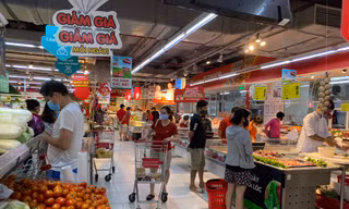 Nhu cầu mua sắm Tết cao, thực phẩm đồng loạt tăng giá phi mã