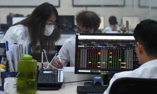 Tiền mất hút sau quyết định đình chỉ loạt cổ phiếu