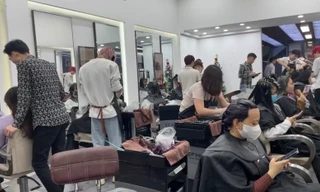 Tiệm làm đẹp dịp Tết kín khách từ sáng tới đêm khuya