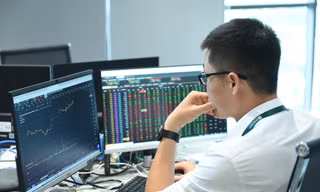 VN-Index 'hụt hơi' trước mốc 1.300 điểm