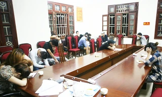 Hàng chục cảnh sát 'vây' 23 'dân bay' trong nhà nghỉ