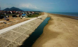 Nước thải sinh hoạt đen ngòm ngày đêm 'bức tử' biển Hà Tĩnh